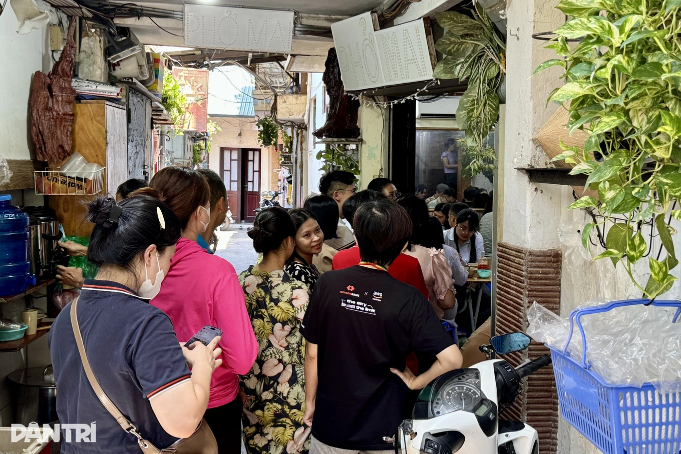 quan-pho-ga-cham-doc-la-o-ha-noi-khach-muon-an-phai-xep-hang-va-co-duyen-3.webp
