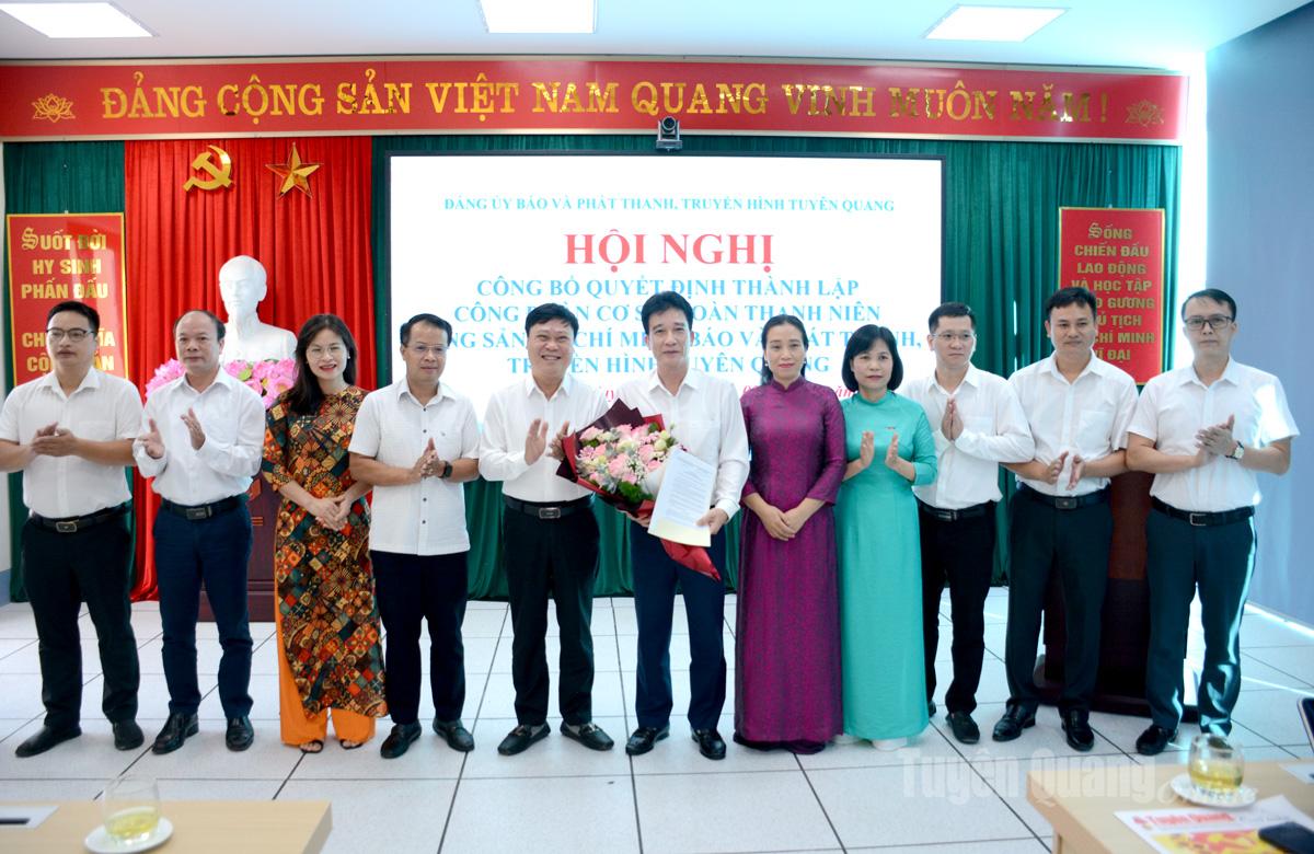 Đồng chí Mai Đức Thông, Ủy viên BCH Đảng bộ tỉnh, Tổng Biên tập Báo và phát thanh, truyền hình Tuyên Quang, Chủ tịch Hội nhà báo tỉnh trao Quyết định và hoa chức mừng BCH Công đoàn cơ sở Báo và phát thanh, truyền hình Tuyên Quang.