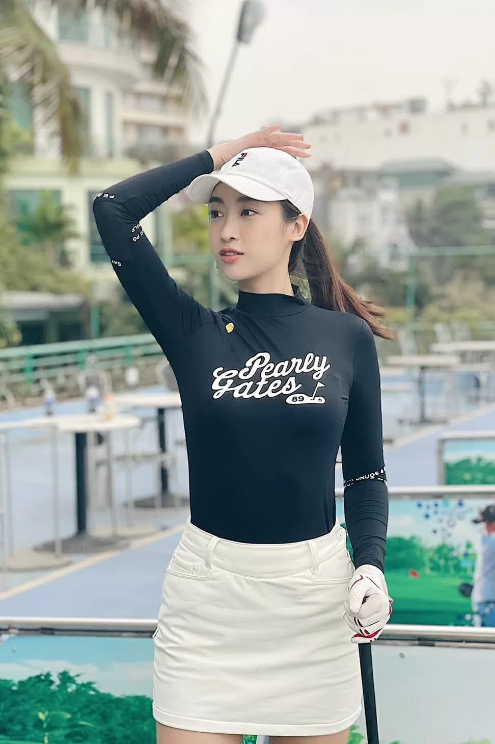 Hoa hậu Đỗ Mỹ Linh rạng rỡ cùng trang phục trẻ trung, chắn nắng trên sân golf - Ảnh 7.