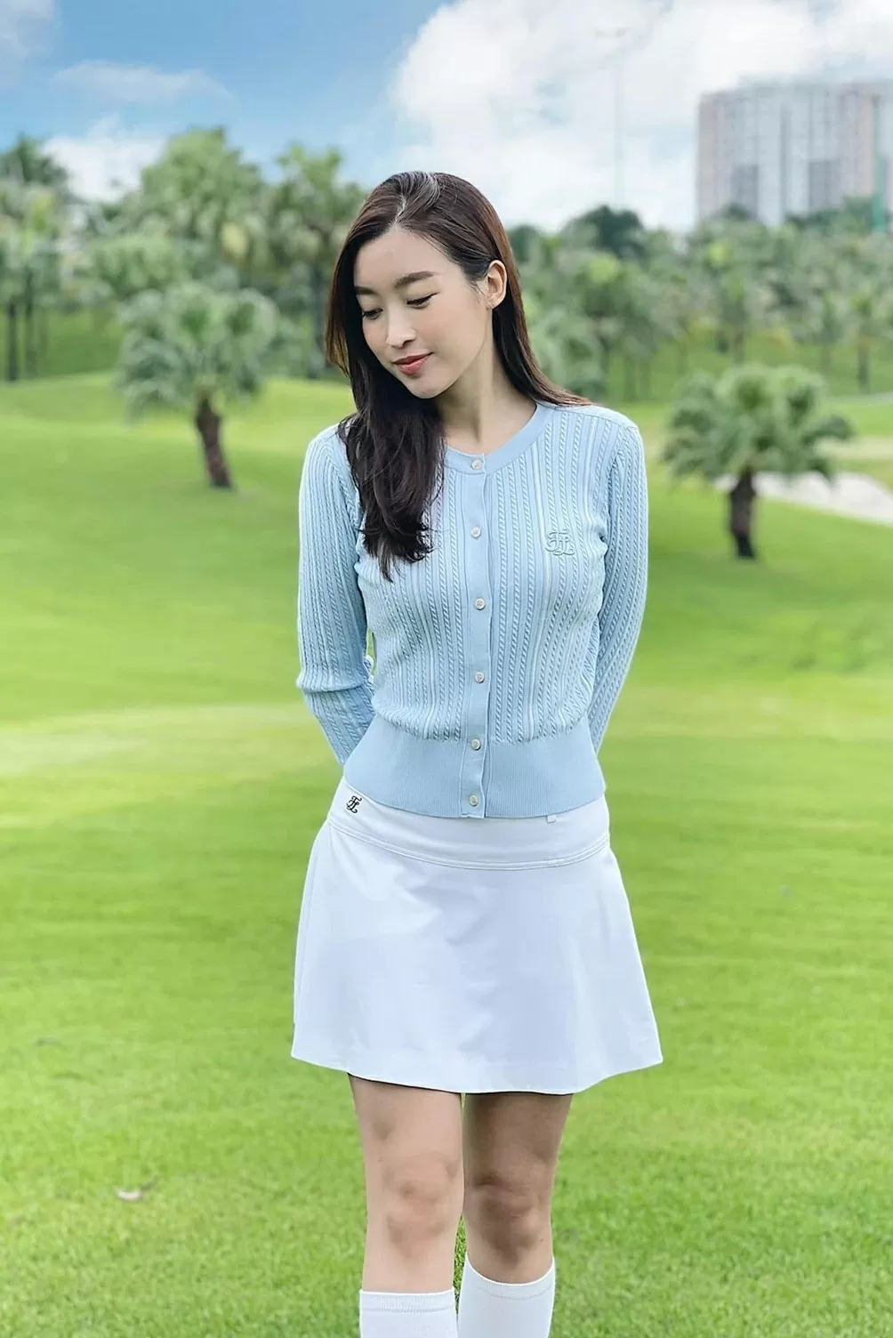Hoa hậu Đỗ Mỹ Linh rạng rỡ cùng trang phục trẻ trung, chắn nắng trên sân golf - Ảnh 9.