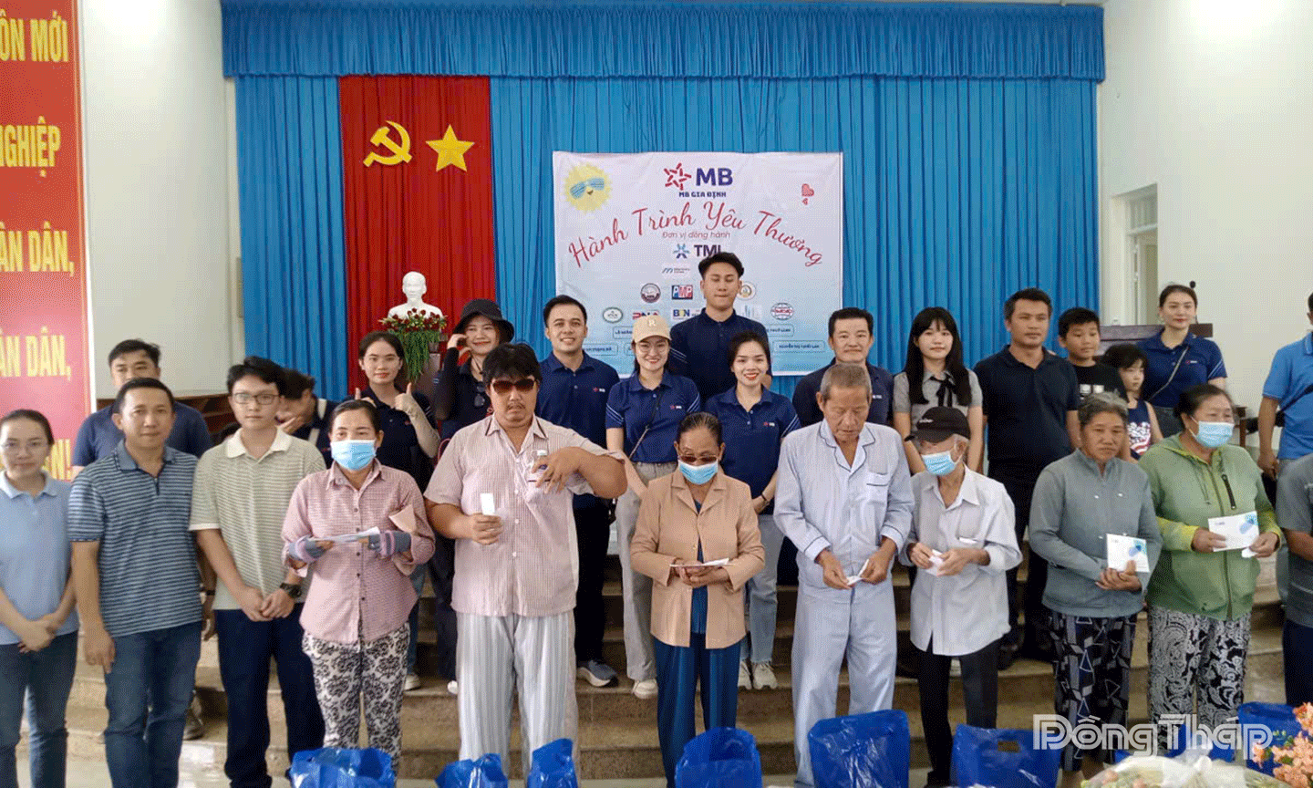 Give gifts to the blind in difficult circumstances