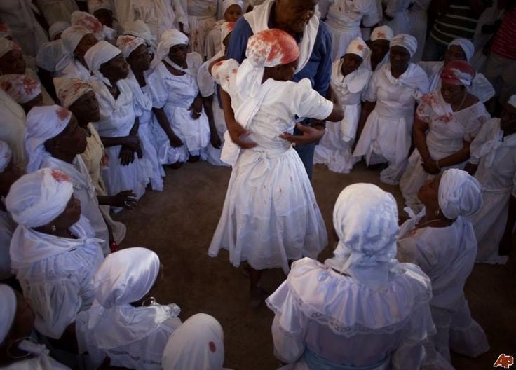 2. Phát triển mạnh mẽ ở Haiti. Vodou đã hội nhập với Công giáo La Mã và các yếu tố bản địa, tạo nên hình thái tôn giáo đặc trưng của người Haiti, nơi nó được xem như một phần của bản sắc dân tộc. Ảnh: Pinterest.
