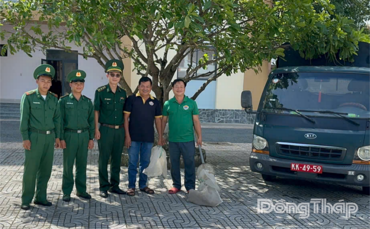 Dong Thap Provincial Border Guard handed over a small-clawed otter to the Center for Cultivation, Research and Processing of Medicinal Herbs - Military Region 9.