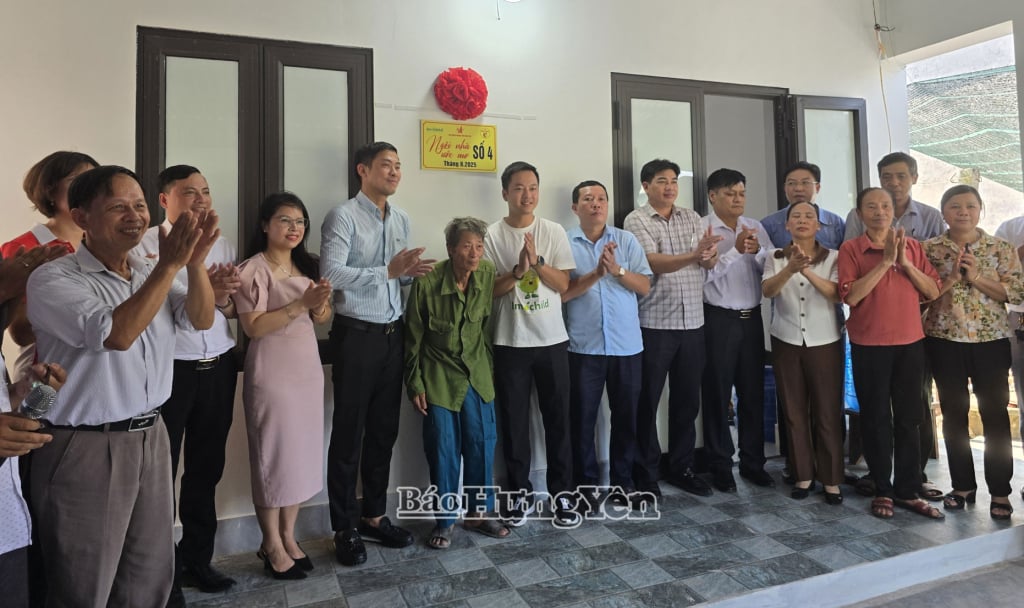 พิธีเปิดและส่งมอบบ้านให้แก่ นายบุย วัน ตัง บ้านฟู่จู (ตำบลวันซวน)