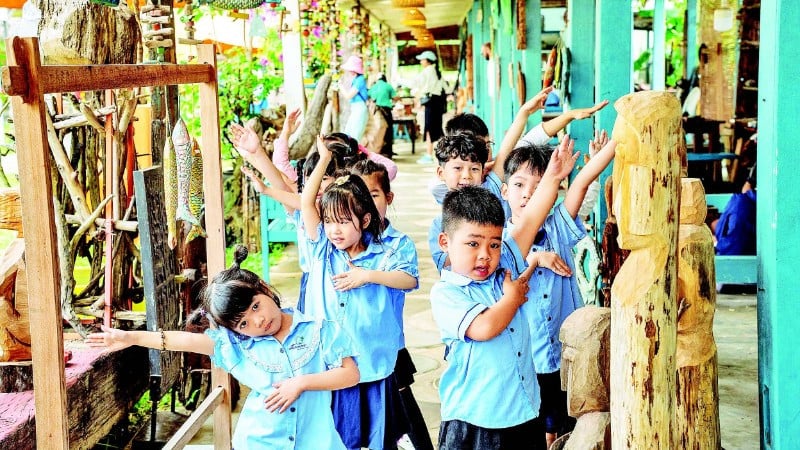 Các em nhỏ vui chơi ở làng Củi Lũ, phường Hội An Tây, thành phố Đà Nẵng. (Ảnh HIỆP NGUYỄN)