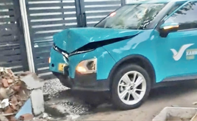 Tài xế xe taxi công nghệ tông sập tường rào nhà dân còn cầm dao đe dọa -0