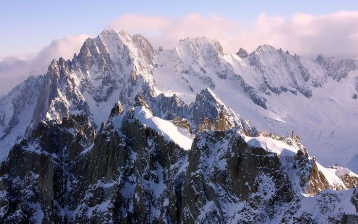 2. Đỉnh cao nhất là Mont Blanc – biểu tượng của vùng núi. Đỉnh Mont Blanc cao 4.810 mét, nằm giữa Pháp và Ý, là điểm đến mơ ước của dân leo núi và vận động viên trượt tuyết khắp thế giới. Ảnh: Pinterest.