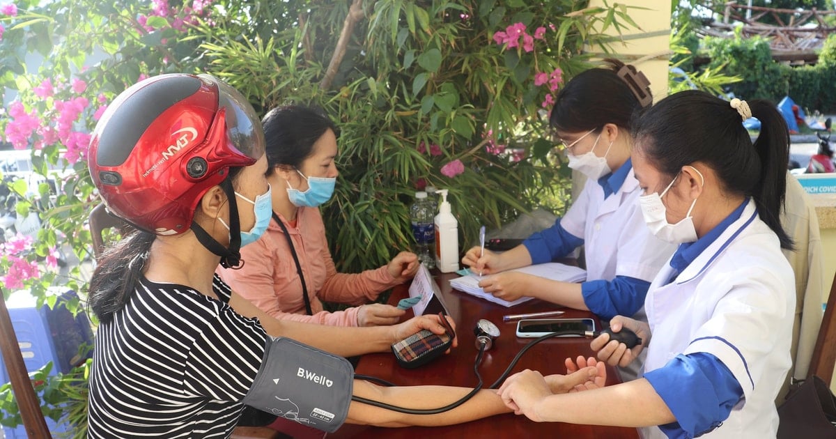 មន្ទីរពេទ្យ Da Nang Lung ផ្តល់ការពិនិត្យដោយឥតគិតថ្លៃដល់ប្រជាជនដែលធ្វើការនៅកំពង់ផែនេសាទ Tho Quang