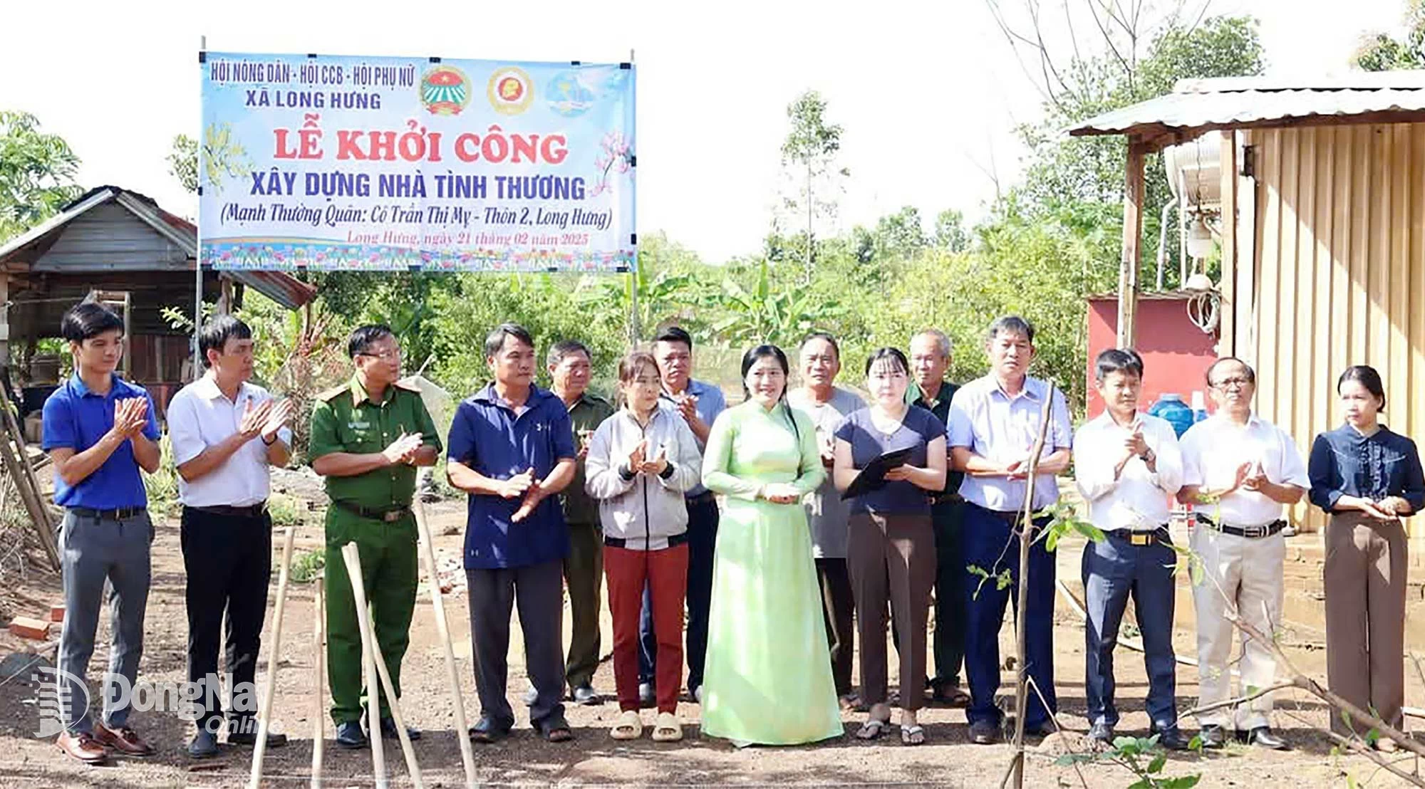 Nhà hảo tâm Trần Thị Mỵ (thứ 5 từ phải qua) hỗ trợ xây nhà tình thương cho người dân trong xã Bình Tân. Ảnh: Hiền Lương