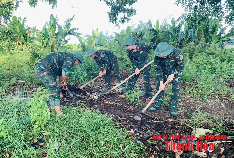 Hơn 200 cán bộ, hội viên, đoàn viên phường Hạc Thành ra quân tổng dọn vệ sinh môi trường