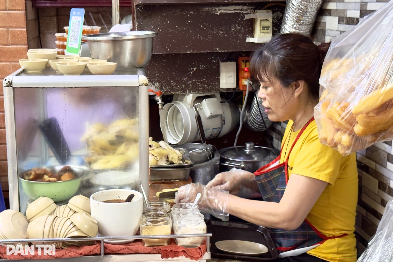 quan-pho-ga-cham-doc-la-o-ha-noi-khach-muon-an-phai-xep-hang-va-co-duyen-4.webp