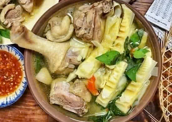 Vịt nấu canh măng.