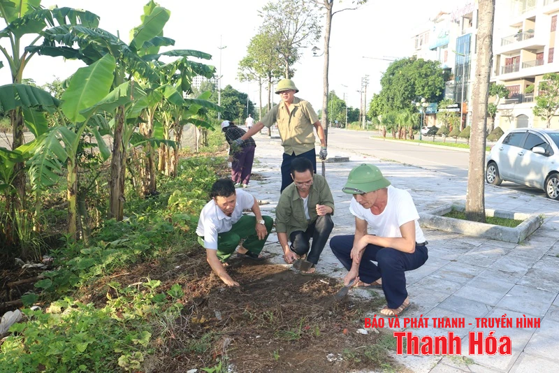Hơn 200 cán bộ, hội viên, đoàn viên phường Hạc Thành ra quân tổng dọn vệ sinh môi trường