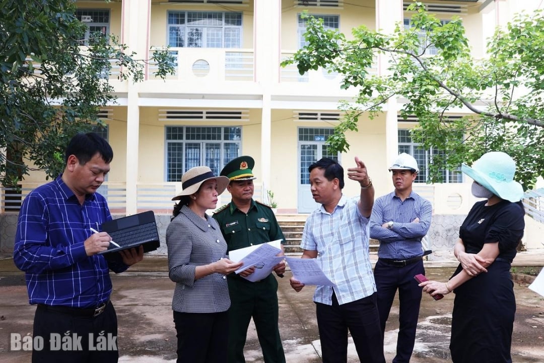 The survey team surveyed the location to upgrade the school to a primary and secondary boarding school in Ia Lop commune.