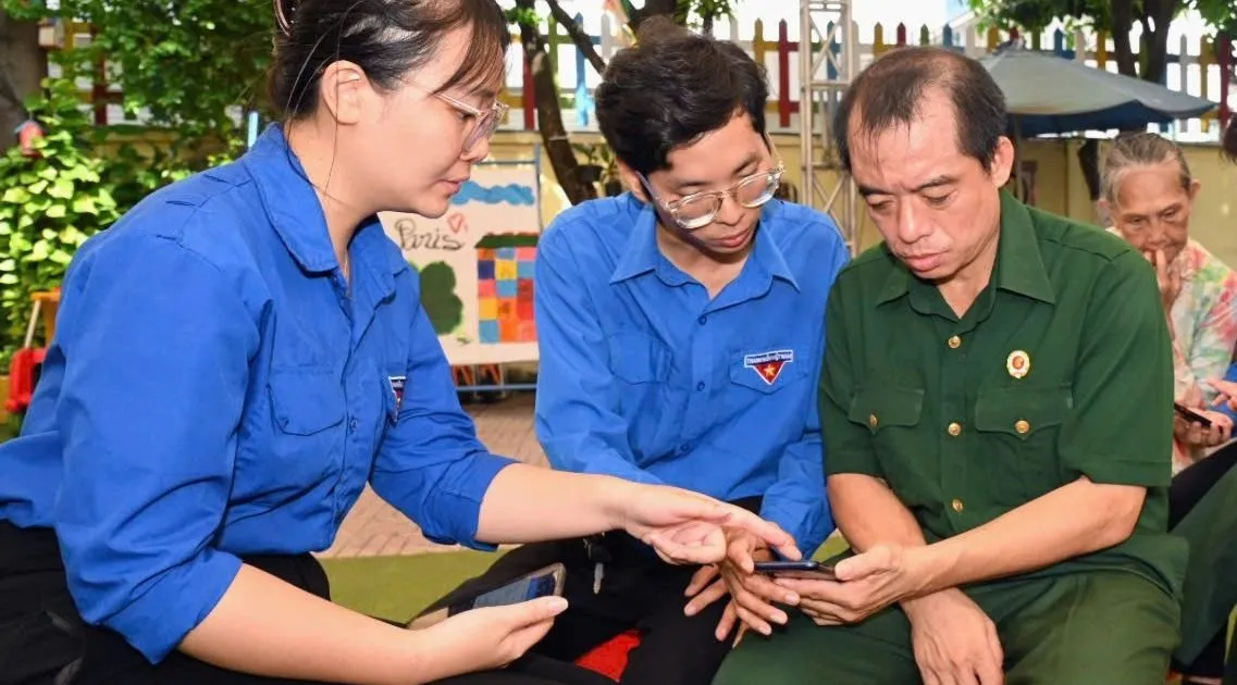 Hỗ trợ người cao tuổi học chuyển đổi số