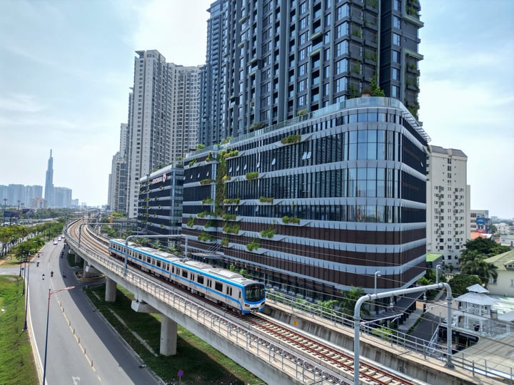 The Prime Minister requested to study and build a metro connecting Tan Son Nhat - Long Thanh international airports.