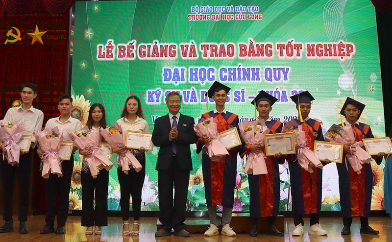 Trường Đại học Cửu Long trao bằng tốt nghiệp cho 227 tân kỹ sư, dược sĩ -1