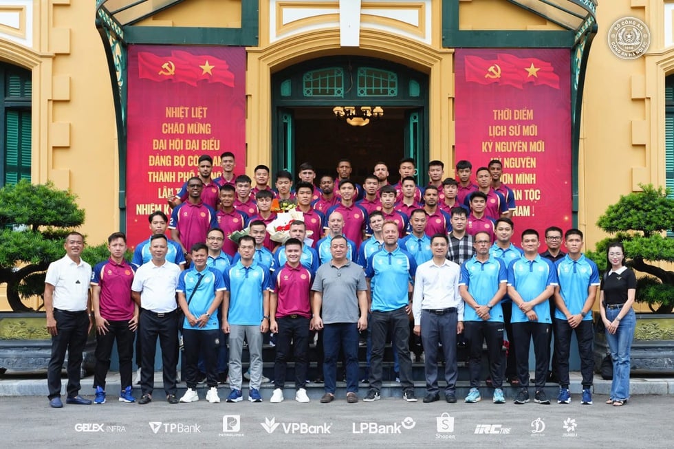 Đoàn Văn Hậu và tân binh đội CAHN Phạm Lý Đức cùng xuất hiện trong lễ báo công dâng Bác- Ảnh 4.