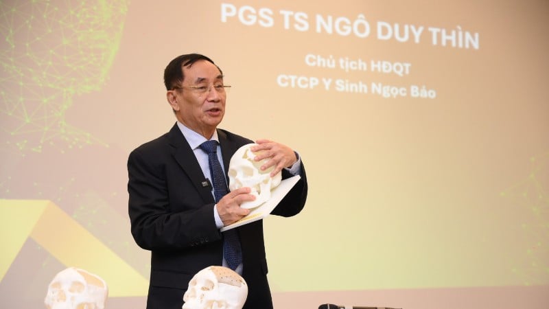 Phó Giáo sư, Tiến sĩ Ngô Duy Thìn giới thiệu về sản phẩm mảnh ghép hộp sọ PEEK in 3D cá thể hóa.