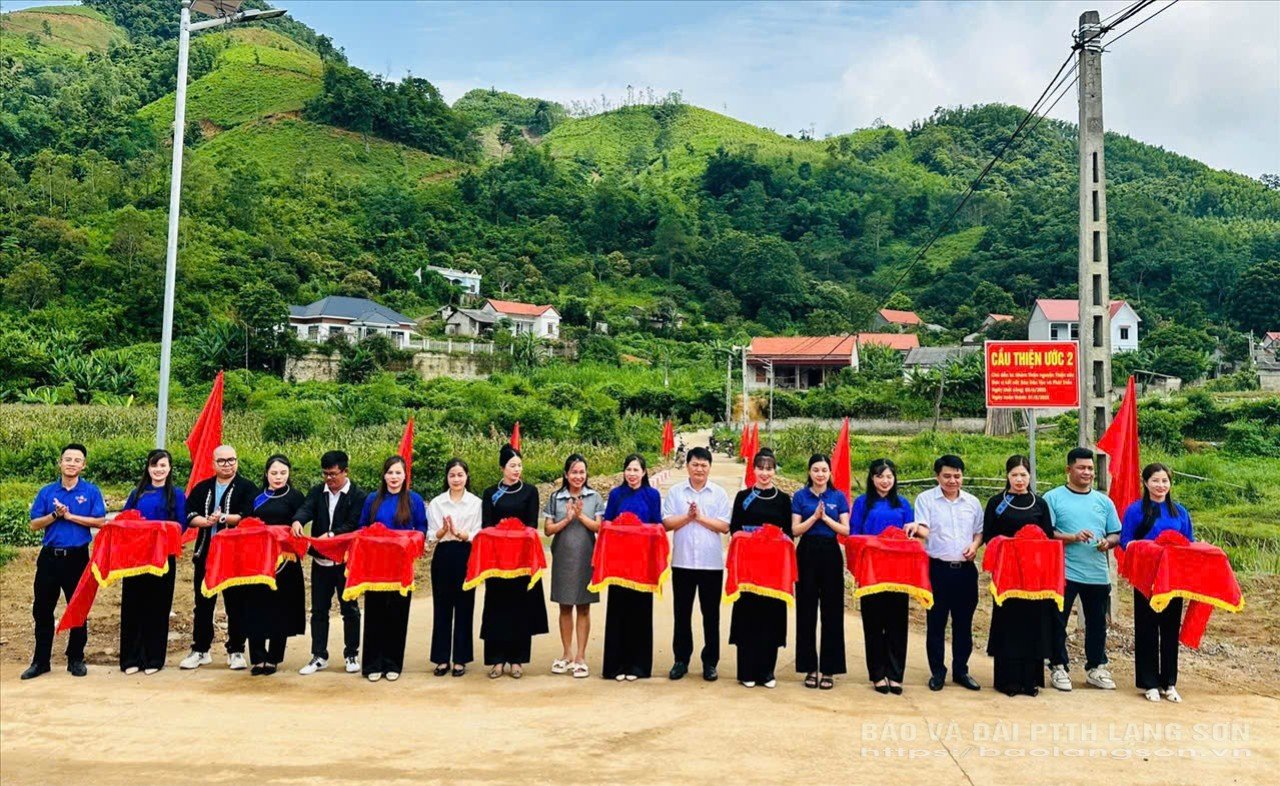 Delegates perform the ribbon cutting ceremony to inaugurate Thien Uoc 2 Bridge.