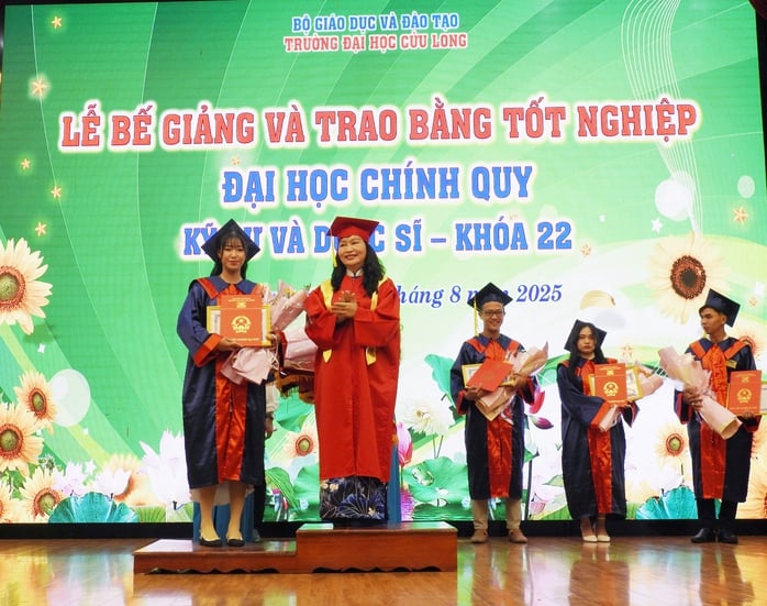Tân dược sĩ phát biểu xúc động tại lễ tốt nghiệp ở Trường ĐH Cửu Long - Ảnh 3.