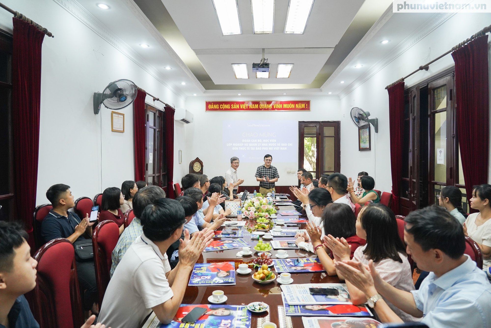 Đoàn cán bộ, học viên Học viện Báo chí và Tuyên truyền đến thực tế tại Báo Phụ nữ Việt Nam- Ảnh 1.