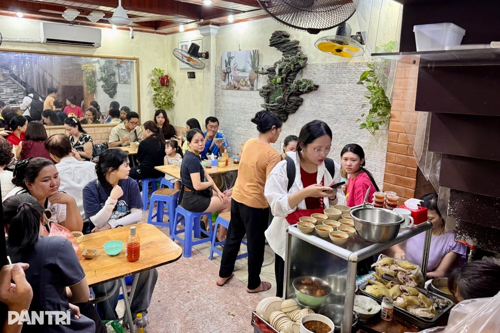 Quán phở gà chấm độc lạ ở Hà Nội, khách muốn ăn phải xếp hàng và có duyên - 2
