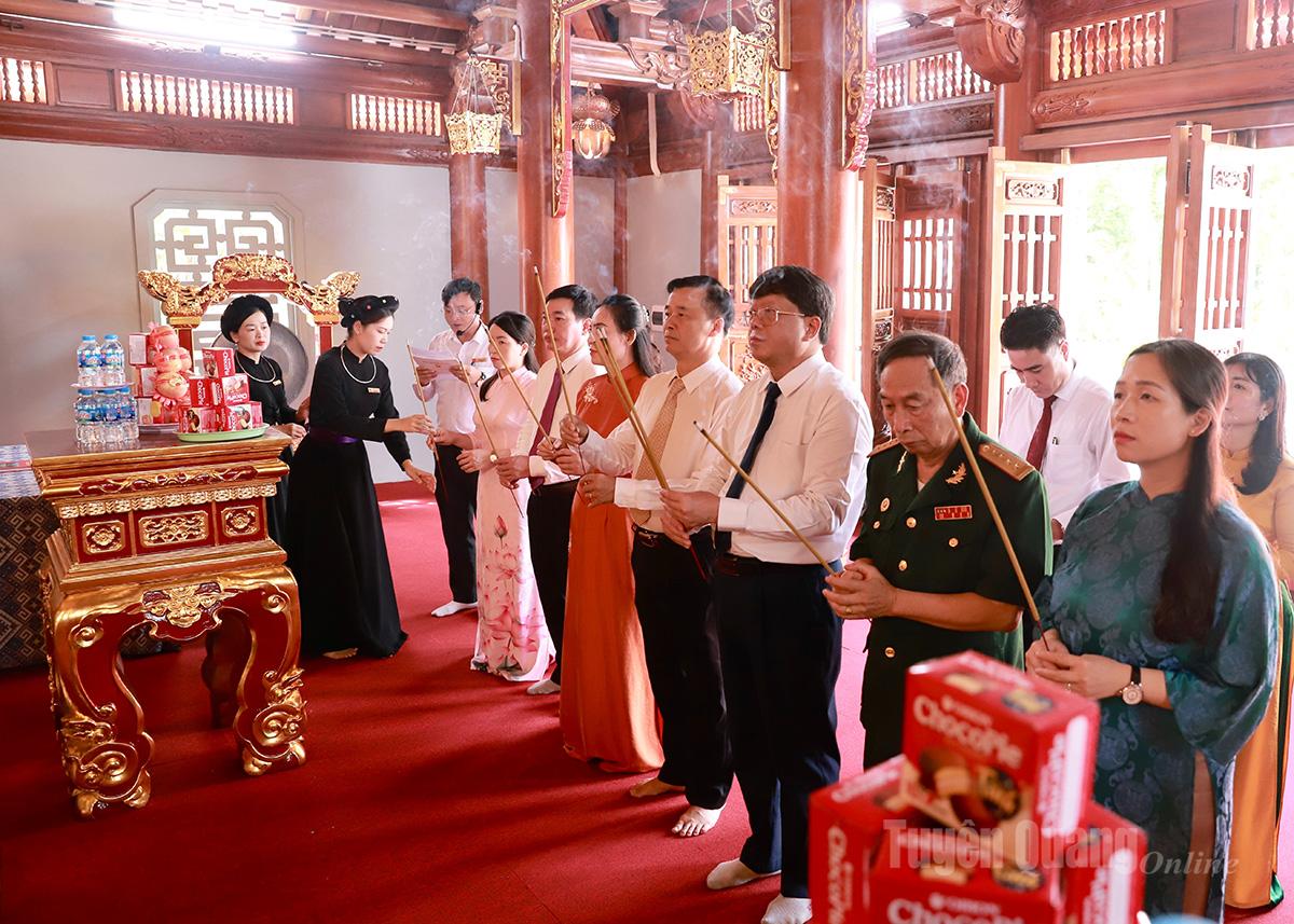Đoàn đại biểu dâng hương tại Nhà tưởng niệm Chủ tịch Tôn Đức Thắng.