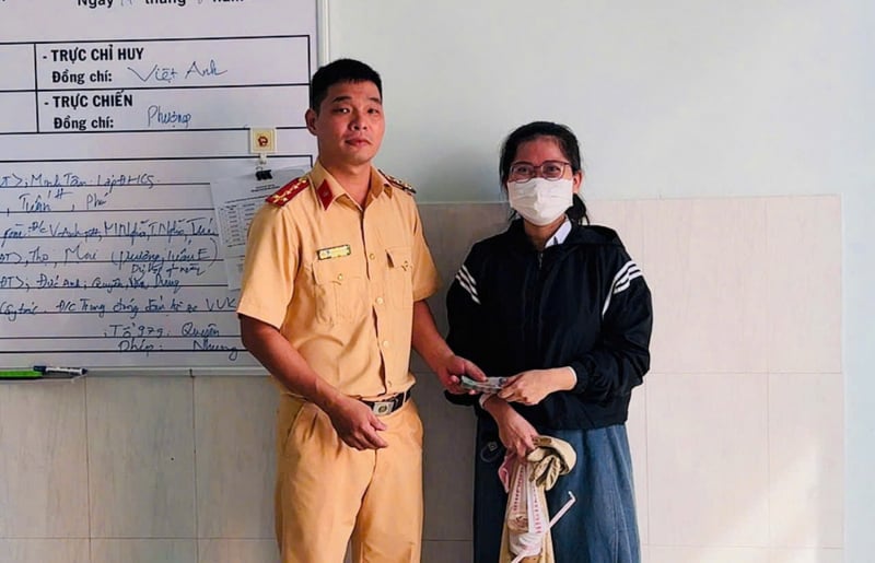 ប៉ូលិស​ចរាចរណ៍​រក​ឃើញ​លុយ​៥០​លាន​ដុង ហើយ​រក​អ្នក​ដែល​ទម្លាក់​មក​យក​មក​វិញ -0