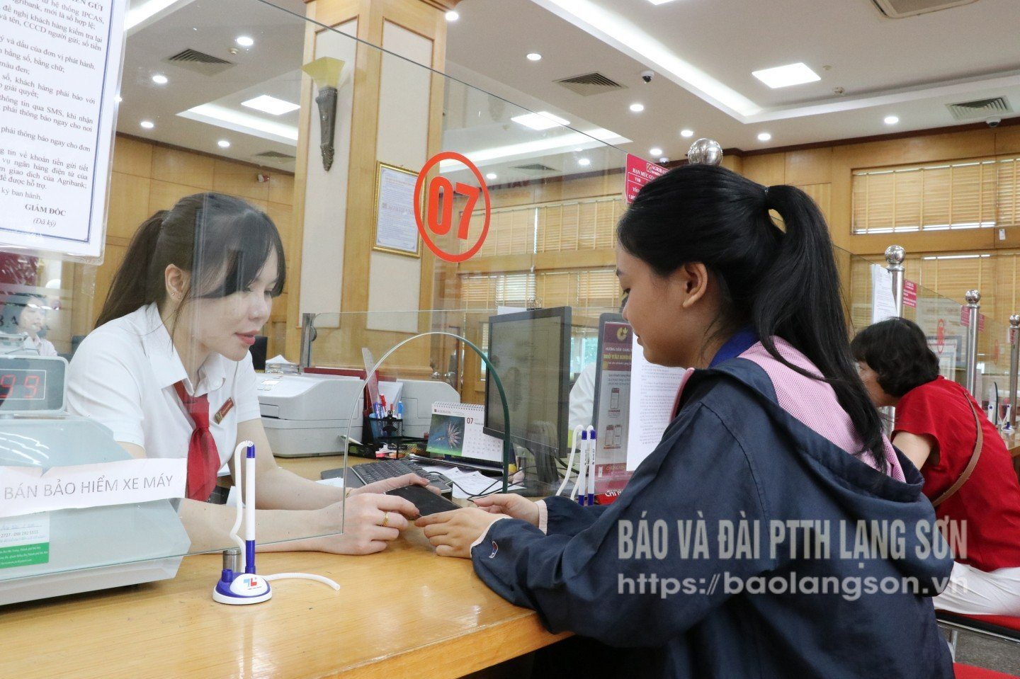Nhân viên Agribank Lạng sơn hướng dẫn khách hàng gửi tiết kiệm online 
