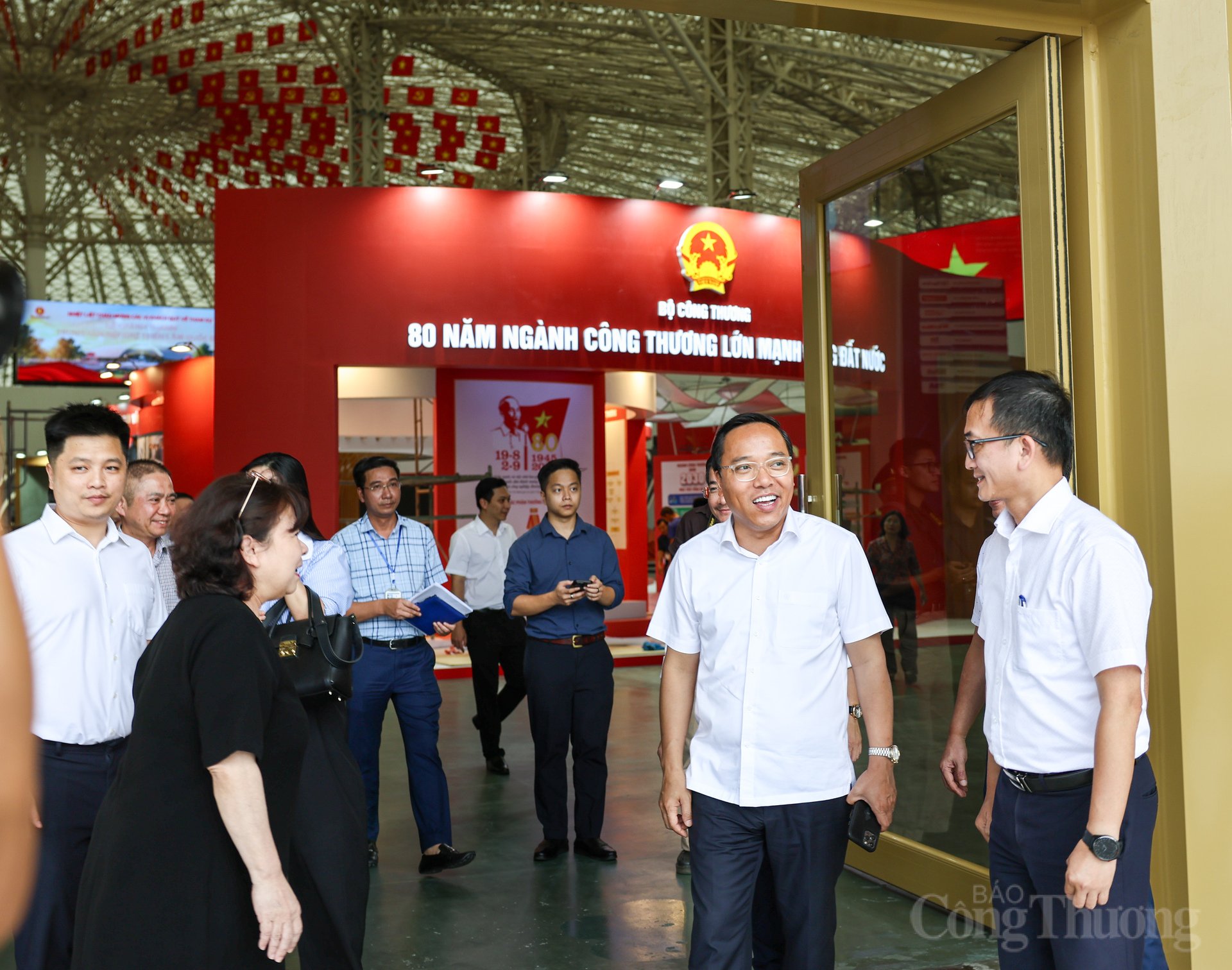 Trước đó, Thứ trưởng Nguyễn Hoàng Long cùng đoàn công tác tới kiểm tra công tác chuẩn bị và cấp điện tại Trung tâm Triển lãm Quốc gia (Đông Anh).