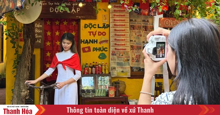 Check-in trend with red flag and yellow star "causes fever" in Thanh Hoa