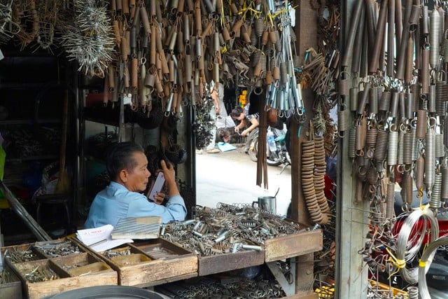 Độc đáo ngôi chợ ở Cần Thơ có nhiều ‘cánh mày râu’ tới mua - Ảnh 2.