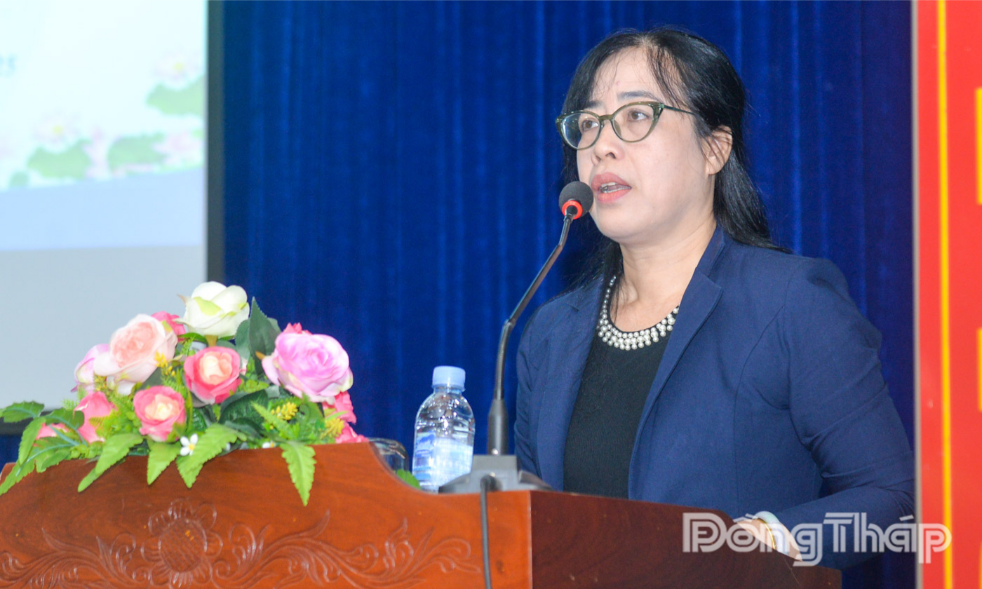Đồng chí Nguyễn Thị Hồng Phượng, Phó Chủ tịch MTTQ Việt Nam tỉnh, Chủ tịch Hội Nông dân tỉnh phát biểu tại buổi tập huấn. 