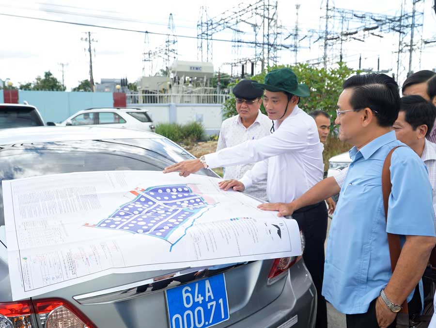 Phó Chủ tịch UBND tỉnh- Nguyễn Quỳnh Thiện kiểm tra tiến độ thực hiện dự án KCN Đông Bình. 
