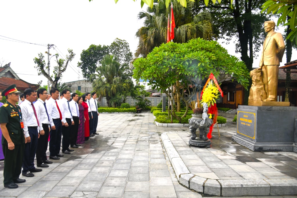 Đoàn đại biểu Đại hội Đảng bộ các cơ quan Đảng tỉnh dâng hương Khu lưu niệm đồng chí Hoàng Đình Giong