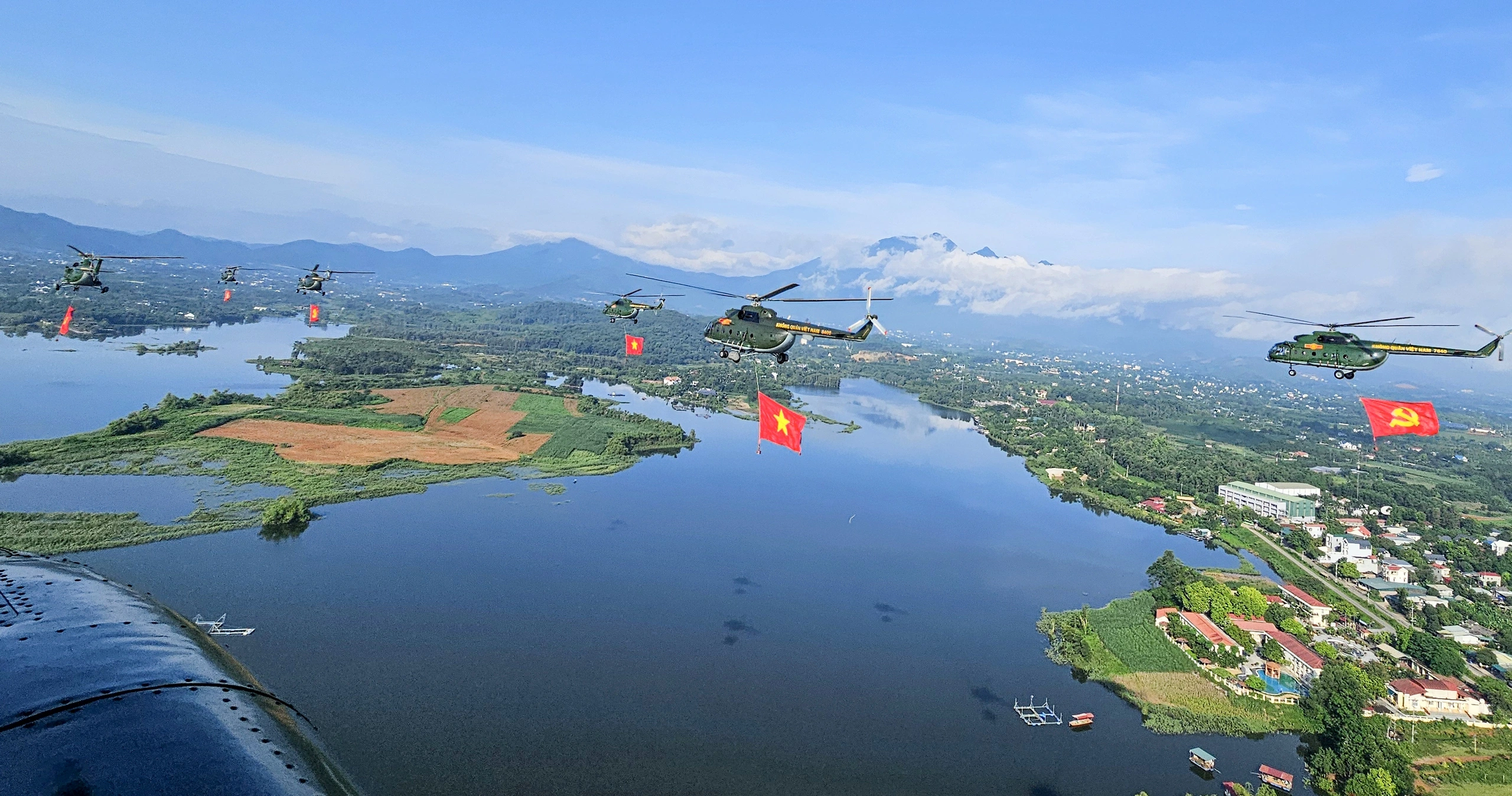 10 helicopters trained to fly and raise the Party flag and the national flag in the sky of Hanoi
