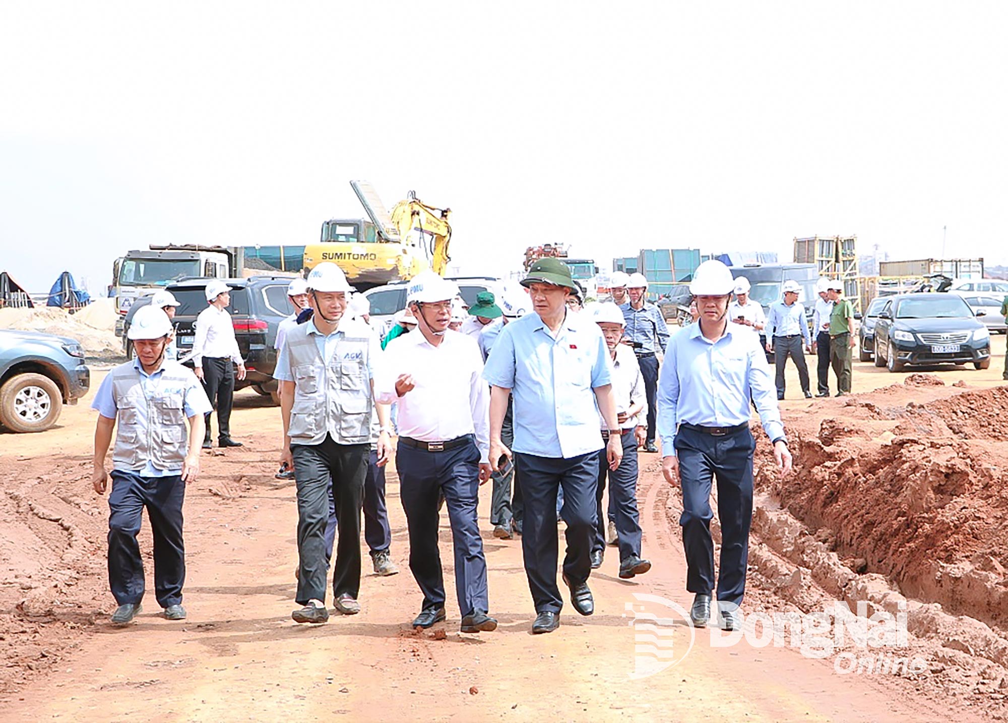 សមាជិកគណៈកម្មាធិការមជ្ឈិមបក្ស អនុប្រធានរដ្ឋសភា លោក Vu Hong Thanh បានចុះអង្កេតការដ្ឋានសាងសង់គម្រោងព្រលានយន្តហោះ Long Thanh។ រូបថត៖ Pham Tung