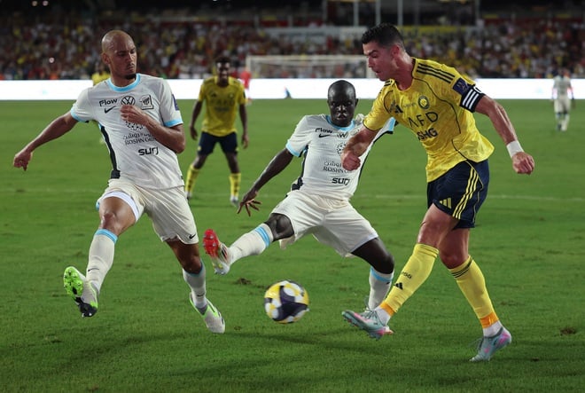 Ronaldo tỏa sáng khiến 40.000 CĐV sung sướng, Al Nassr vào chung kết Super Cúp dù chơi thiếu người- Ảnh 4.