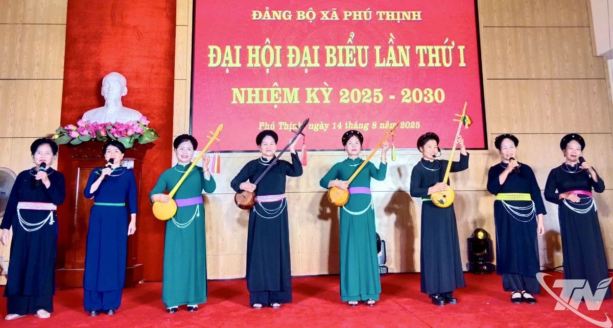 Zur Begrüßung des Kongresses des Parteikomitees der Kommune Phu Thinh führten die Clubmitglieder eine Then-Gesangs- und Tinh-Laute-Vorführung auf.