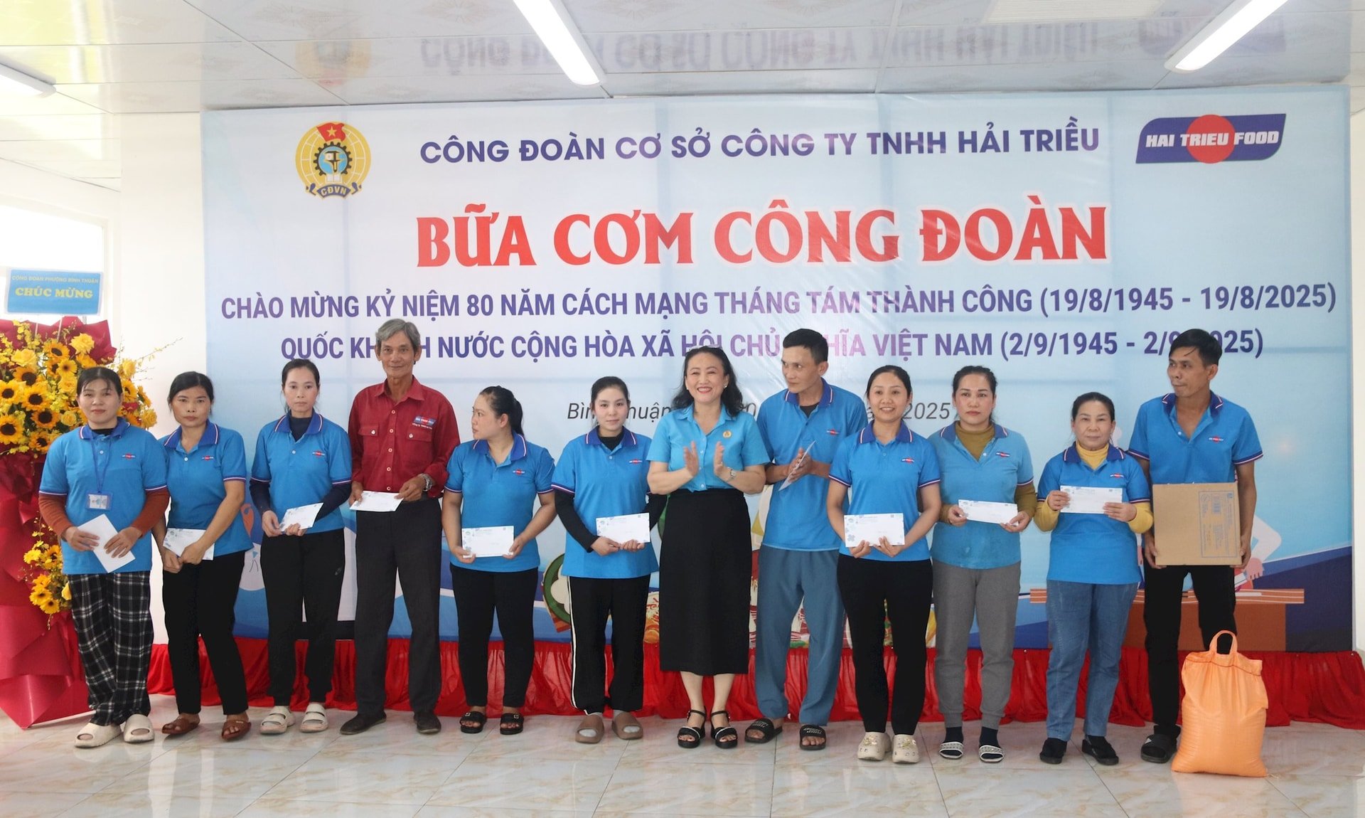 Đoàn viên có hoàn cảnh khó khăn nhận quà của tổ chức công đoàn