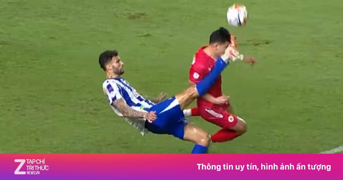 Bùi Hoàng Việt Anh ‘đổ máu’