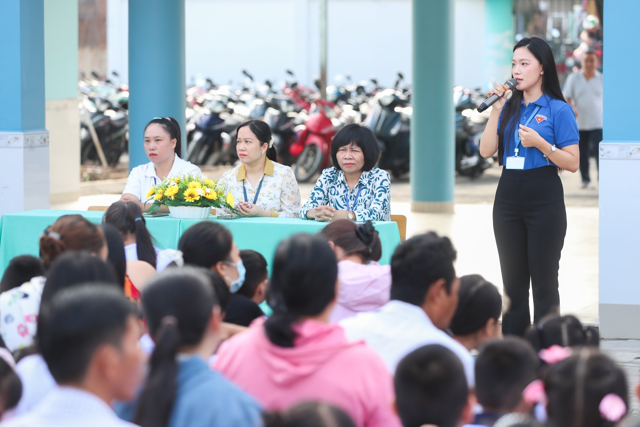 Học sinh lớp 1 nô nức ngày tựu trường - Ảnh 4.