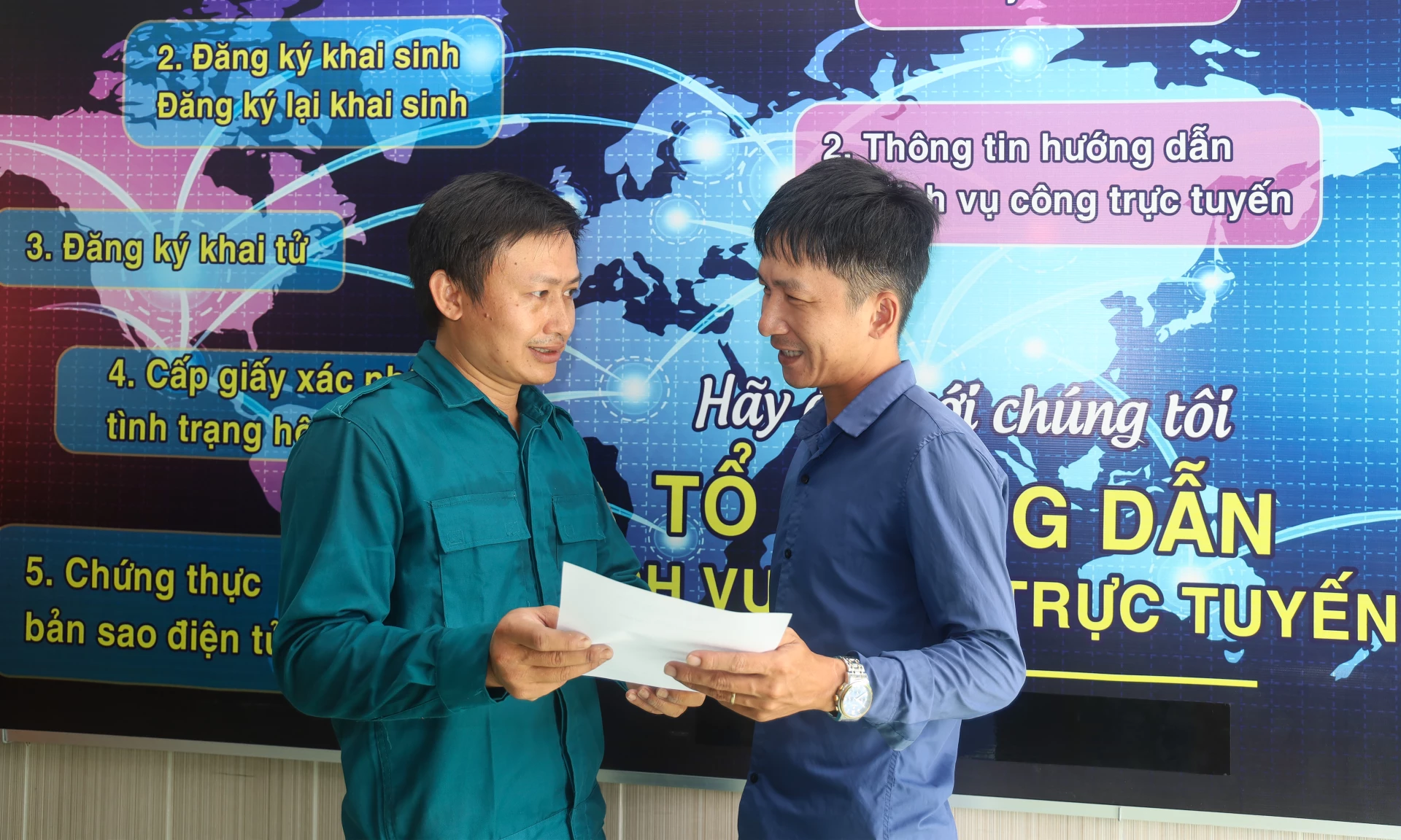 Lực lượng dân quân tự vệ hỗ trợ hướng dẫn người dân tại điểm phụ ở trụ sở UBND xã Phước Đồng cũ. 