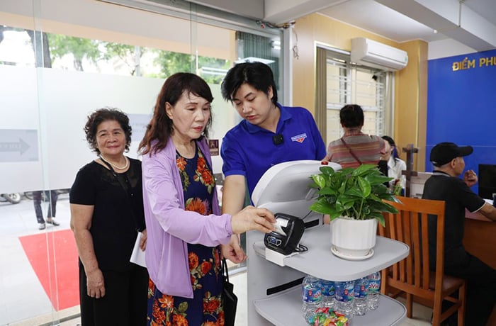 Trang 27: Công nghệ là công cụ, con người là trung tâm -0