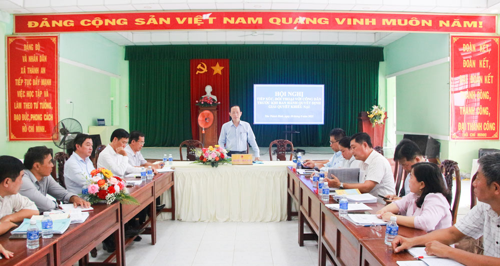 លោក Nguyen Truc Son - សមាជិកគណៈកម្មាធិការអចិន្ត្រៃយ៍បក្សខេត្ត អនុប្រធានគណៈកម្មាធិការប្រជាជនខេត្ត បានដឹកនាំកិច្ចប្រជុំ និងសន្ទនាជាមួយប្រជាពលរដ្ឋ។