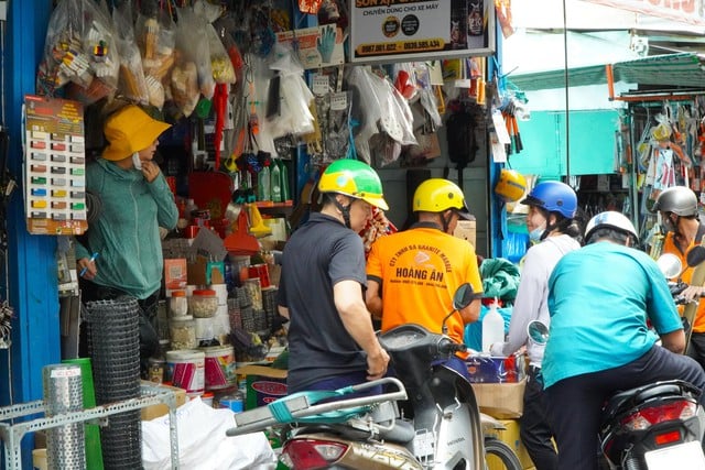 Độc đáo ngôi chợ ở Cần Thơ có nhiều ‘cánh mày râu’ tới mua - Ảnh 8.