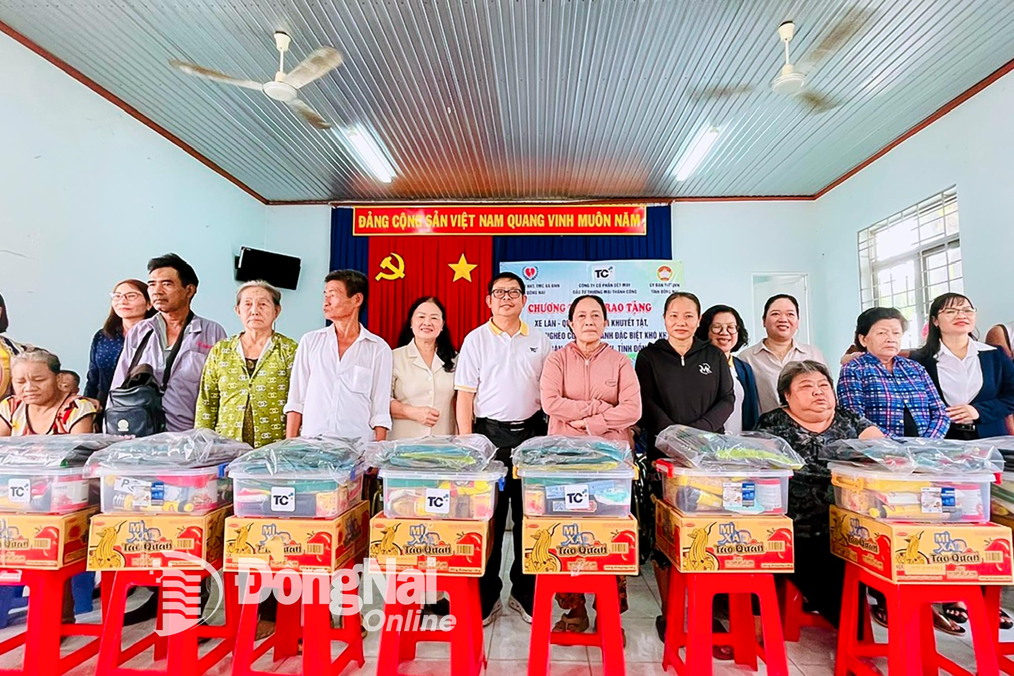 Đồng Nai: Trao xe lăn, quà cho người khuyết tật và bệnh nhân khó khăn
