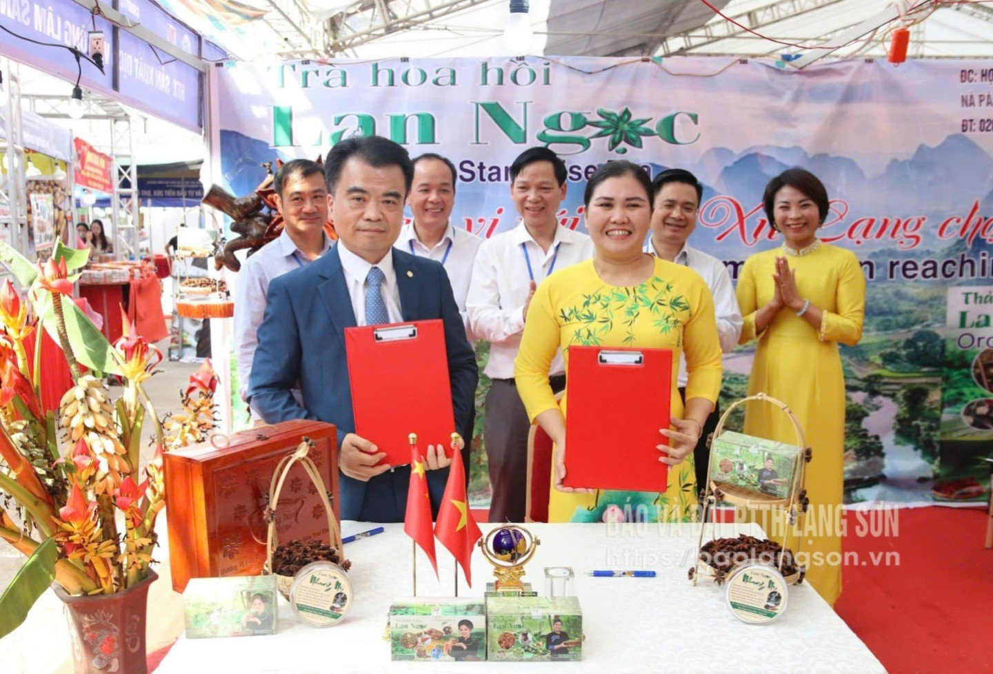 Hợp tác xã Sản xuất dịch vụ nông lâm sản Bản Quyền (xã Tràng Định) ký kết biên bản ghi nhớ hợp tác với Công ty TNHH Công nghệ sinh vật LAISRO (Thượng Hải, Trung Quốc) về tiêu thu sản phẩm chế biến từ hoa hồi tại Hội chợ Thương mại, Du lịch quốc tế Việt - Trung (Lạng Sơn 2024)