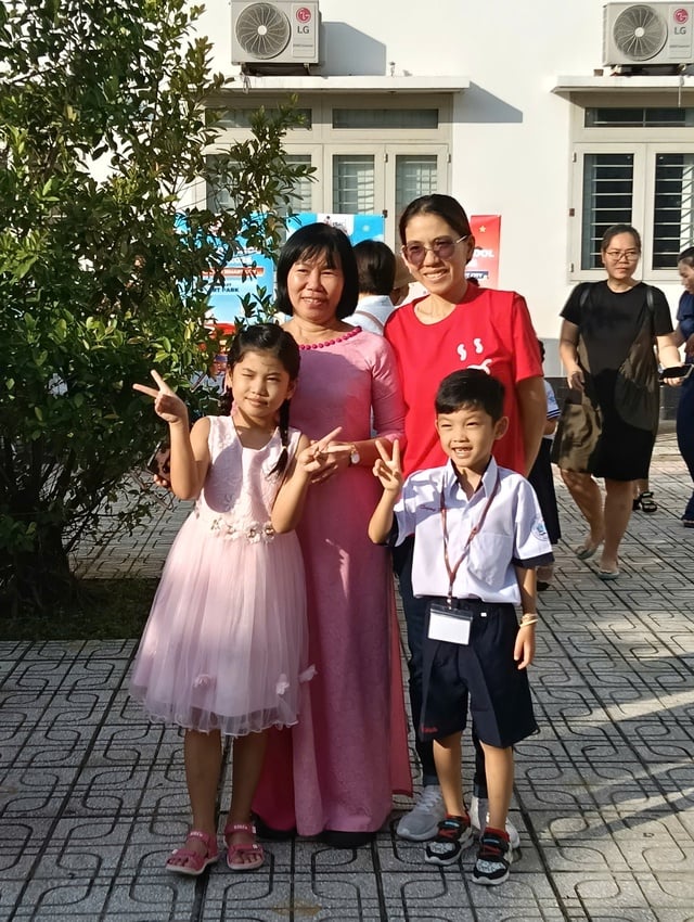 Sáng nay học sinh lớp 1 TP.HCM tựu trường: Năm học với nhiều đặc biệt bắt đầu - Ảnh 2.